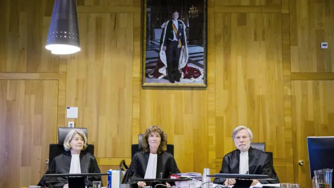 У 2016 році третейський суд у Гаазі ухвалив рішення щодо стягнення з Росії 50 мільярдів доларів США у справі "ЮКОСу". Проте Росія так і не заплатила.