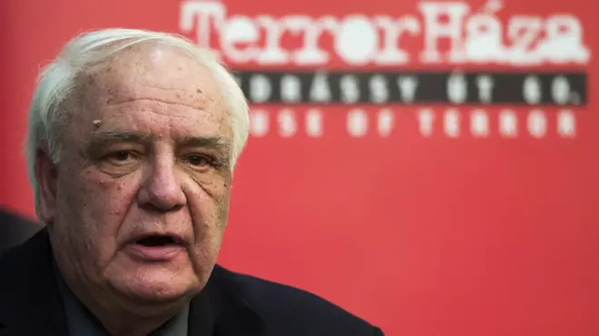 Владимир Буковский подал иск против прокурорской службы в августе, обвинив прокуроров в нанесении вреда его репутации