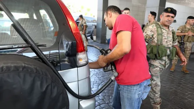 يصطف سائقو السيارات اليائسين في طوابير طويلة على محطات البنزين