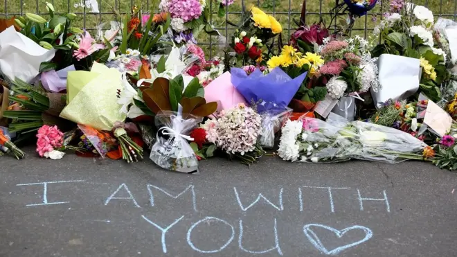 民眾獻花哀悼移民。