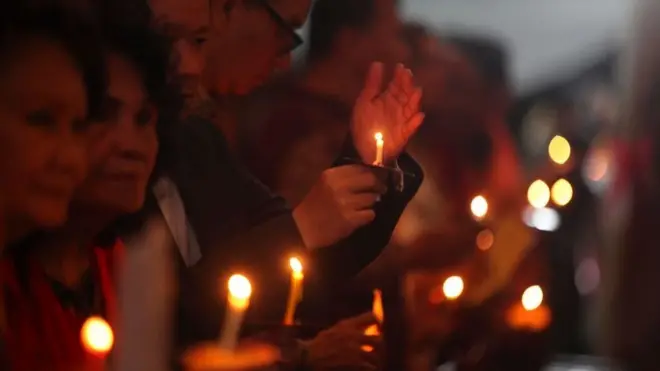 Umat Kristiani berkumpul di gereja untuk merayakan Natal