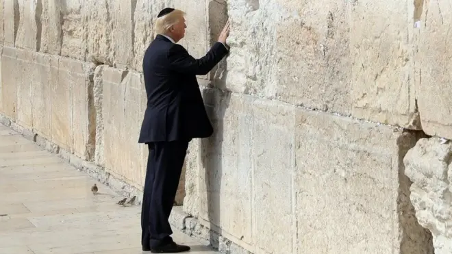 Trump alizuru ukuta wa magharibi ambalo ni eneo takatifu