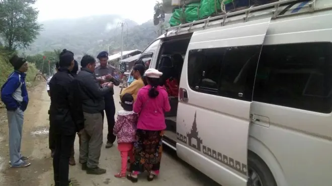 စစ်ဆေးရေးဂိတ်စခန်းတခုမှာ လူကုန်ကူးမှုတာဆီးနှိမ်နင်းရေးအဖွဲ့က ပညာပေးစစ်ဆေးနေစဉ်