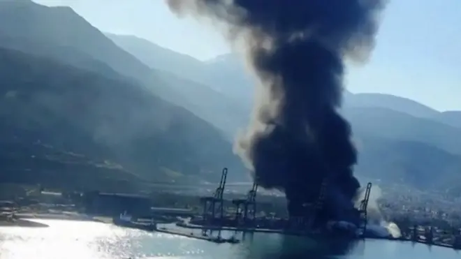 حريق بميناء تركيا: فيديو يظهر طائرة مساعدات تحلق عبر الدخان