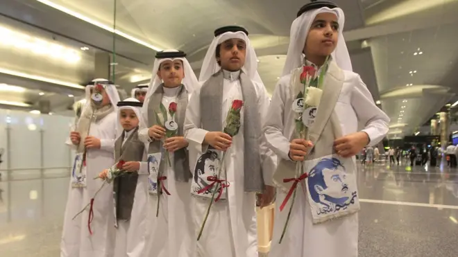 أطفال قطريون يرحبون بالزائرين العمانيين والكويتيين في مطار حمد