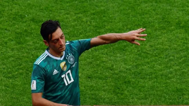 أوزيل تعرض لانتقادات بعد أخذ صورة مع الرئيس التركي رجب طيب أردوغان