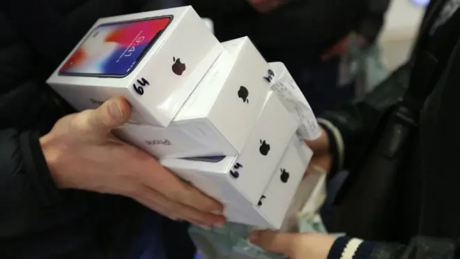 Первую партию iPhone X в России раскупили за несколько часов в первый день продаж