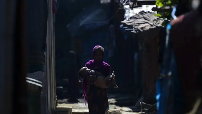 Ribuan pengungsi Rohingya membanjiri Bangladesh untuk menyelamatkan diri dari aksi-aksi kekerasan yang terjadi di negara bagian Rakhine di Myanmar barat.