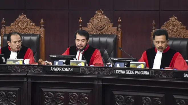 Majelis hakim konstitusi menyatakan semua dalil hukum yang diajukan tim hukum Prabowo-Sandiaga tidak beralasan.