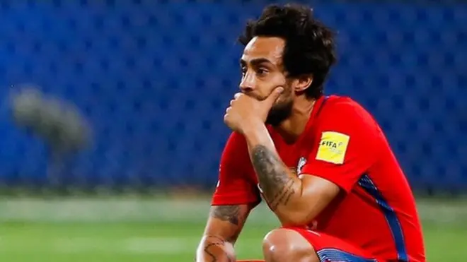 Jorge Valdivia lamenta la inesperada desclasificación de Chile tras el partido con Brasil.