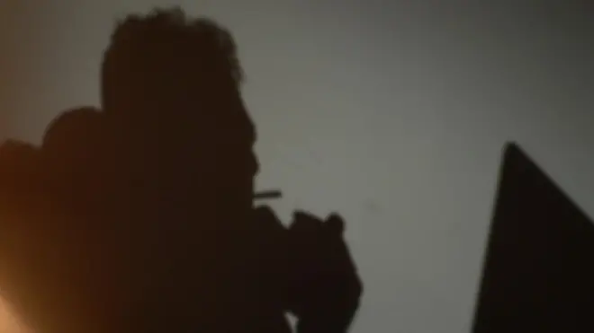 شاب فلسطيني يعيش بالخارج يروي كيف وقع ضحية في فضيحة عبر الانترنت، من خلال التواصل مع إمرأة جميلة باستخدام كاميرا رقمية