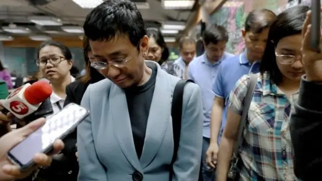 Maria Ressa diwawancara saat penangkapannya di kantor Rappler.