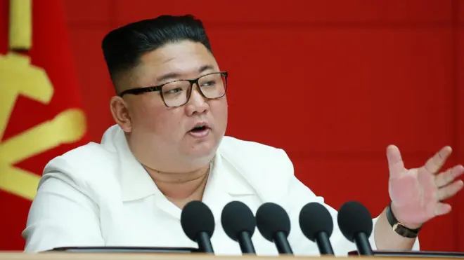 Kim Jong-un memimpin rapat partai di Pyongyang pada Rabu (19/08).