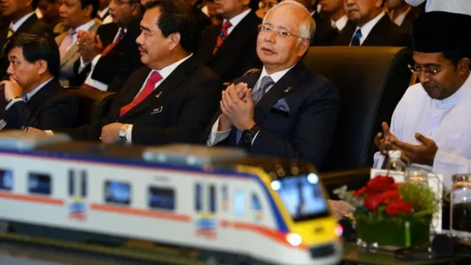 納吉布政府曾與中國方面簽署鐵路合作合同。馬哈蒂爾當選後宣佈重審這些大型中資項目。