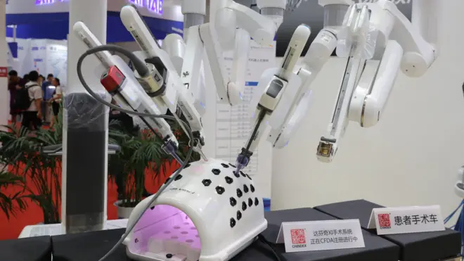 Roobooti yaalii baqaqsanii hodhuu irratti gargaaru.