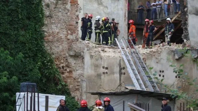 У центрі Львова обвалилася стіна будинку. Під завалами знайшли тіло