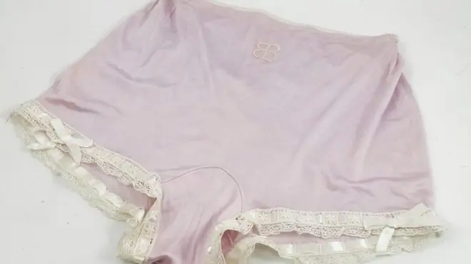 Панталоны с вышитой монограммой EB были оторочены кружевной тесьмой с бантиками