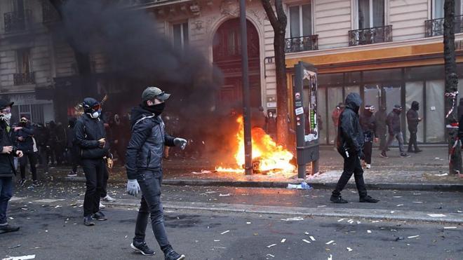 В Париже произошли беспорядки во время марша профсоюзов против пенсионной реформы.