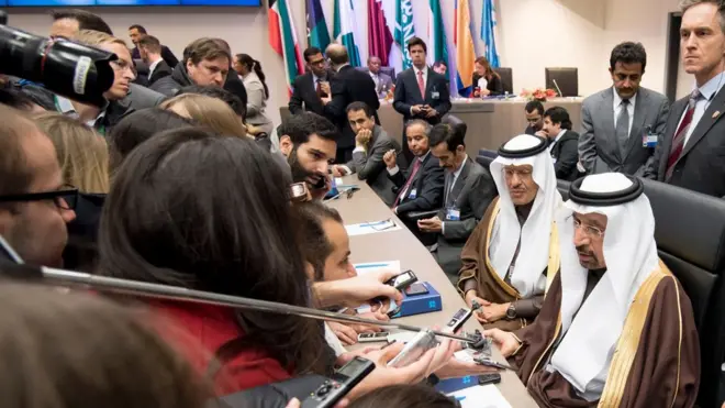 Страны ОПЕК ждут, что другие крупные производители тоже сократят добычу сырья