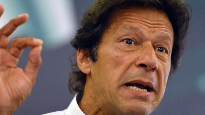 عمران خان په ټوېټ کې ویلي، چې د پاکستان د امنیتي ځواکونو دغه کار د وسلوالو ډلو په ګټه تمامېږي: "د پښتنو په نښه کول کرکه پیدا کوي او دوی د ترهګرو لاسونو ته ور لوېږي".