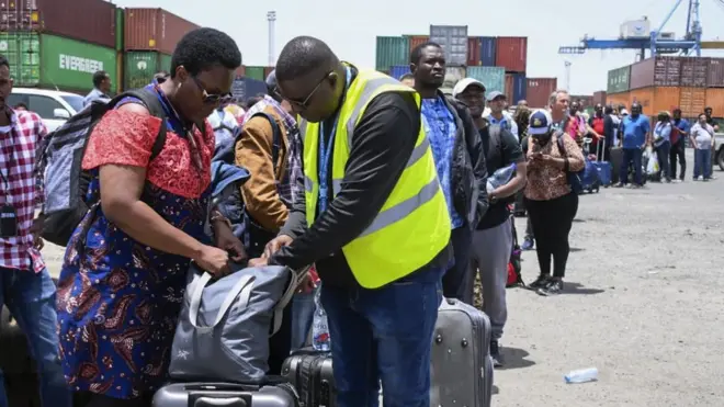 طابور طويل من النازحين السودانيين هربا من القتال