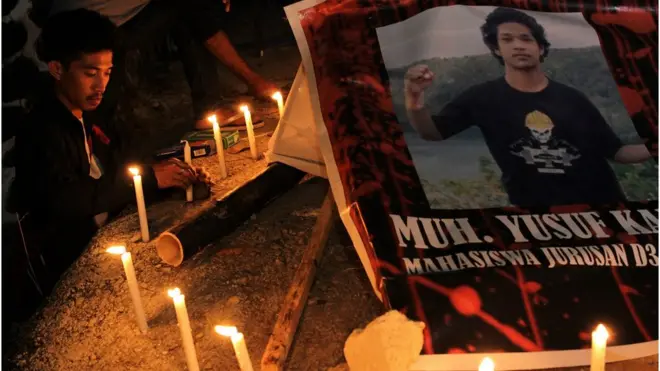 Mahasiswa Fakultas Teknik Universitas Haluoleo Kendari menyalakan lilin di lokasi tertembaknya dua mahasiswa di Jalan Abdul Silondae , Kendari, Sulawesi Tenggara, 10 Oktober lalu. Randi (21) dan Muhammad Yusuf Kardawi (19) tewas dalam aksi unjuk rasa ribuan mahasiswa pada Kamis, 26 September 2019.