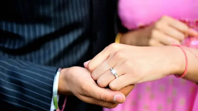 تغيرت البيئة التي ينشأ فيها الجيل الأصغر سنا، لكن الضغوط لتحقيق الأهداف الكبرى في الحياة، مثل الزواج، في عمر معين لم تتغير