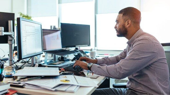 ผู้ชายนั่งทำงาน