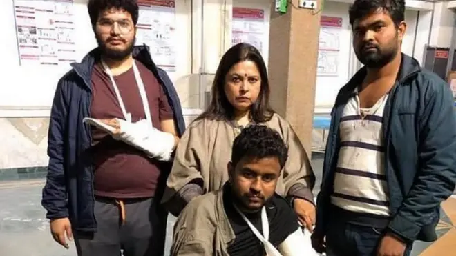 जेएनयू में मनीष जांगिड़ और कई एबीवीपी नेताओं को भी चोट लगी (मनीष जांगिड़ःचश्मे में,खड़े हुए)