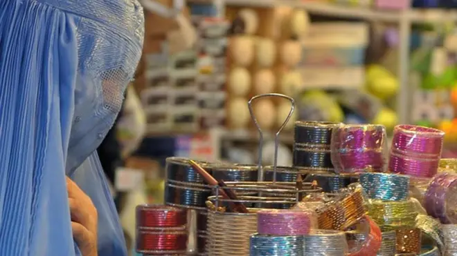 ما په کورنيو شخړو کې داسې ډېرې پېښې لیدلي، چې ښځې خپل بنګړي او یا ټیکری نارینه وو ته ورګوزار کړي او هغوی ته وایي زما او ستا څه توپیر دی