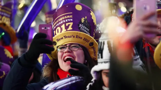 纽约时报广场上参与倒数活动的一名女士在喝彩（31/12/2016）