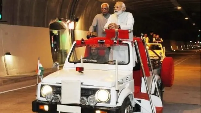 وزیر اعظم نریندر مودی نے کہا ہے کہ وادی کے نوجوانوں کے پاس دو آپشنز ہیں اور وہ ہیں ٹورازم یا ٹیررازم