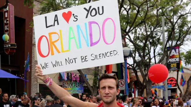 "Los Ángeles te quiere, Orlando. Nosotros no seremos silenciados", se leyó en uno de los carteles el domingo en el desfile gay de Los Ángeles.