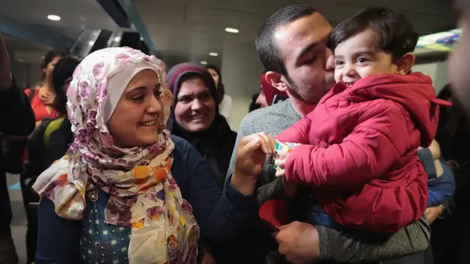 Qaxooti Suuriya u dhashay oo Mareykanka gaaray ka dib markii xayiraadda maxkamad ay tuurtay.