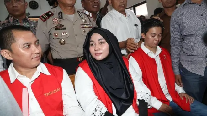 Kasus penipuan calon jemaah umrah akhirnya mulai disidang dengan tiga terdakwa bos First Travel.