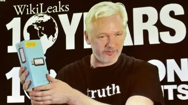 Официальный Эквадор отметил, что не вмешивается в политику других стран, в связи с чем лишил основателя "Викиликс" возможности выходить в интернет