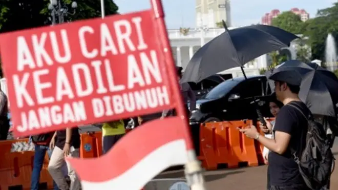 Sejumlah pegiat HAM menggelar aksi kamisan di depan Istana Merdeka, Jakarta, Kamis (10/1/2019). Dalam aksinya mereka menuntut pemerintah untuk segera menuntaskan pelanggaran-pelanggaran HAM di Indonesia.