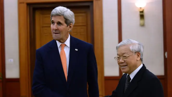 Ngoại trưởng John Kerry gặp Tổng bí thư Đảng Cộng sản Việt Nam Nguyễn Phú Trọng năm 2015 tại Hà Nội