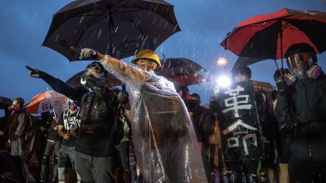 身穿防护装备的香港“反送中”示威者在立法会大楼外与警察对峙（2/9/2019）