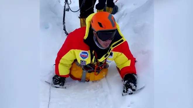 मनास्लु हिमाल चढ्दै आरोही रुस्तम नविभ