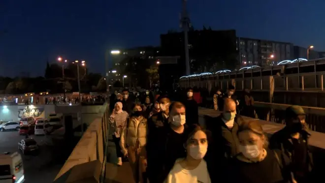 Enerji ve Tabii Kaynaklar Bakanı Dönmez'in, İBB Başkanı İmamoğlu'nun sabit saat uygulamasından vazgeçilmesi çağrısına cevaben 6 milyar dolar tasarruf sağlandığı açıklamasıyla kış saati uygulaması tekrar tartışılıyor. Cambridge Üniversitesi'nden Dr. Küfeoğlu'na göre bu uygulamayla ne tasarruf ne israf sağlanıyor; o yüzden sosyal ve psikolojik etmenlere bakılmalı.