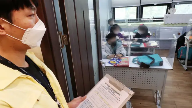 6일 오후 대전에 위치한 학원에서 대전교육청 관계자들이 방역패스 현장 점검을 하고 있다