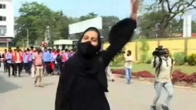 मंड्या के पीईएस कॉलेज में बी.कॉम दूसरे साल की छात्रा मुस्कान ने जिस तरह से अपने ख़िलाफ़ नारेबाज़ी करती हुई भीड़ का सामना किया उसने उन्हें डिफ़ेस का एक चेहरा बना दिया.