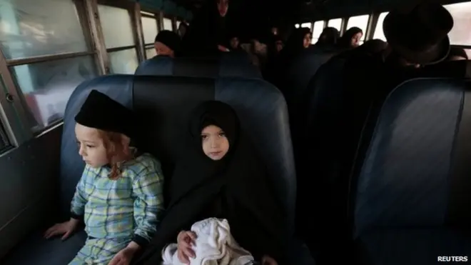 Девојчице у Лев Тахору од рођења носе црне тунике и мараме које их покривају од главе до пете