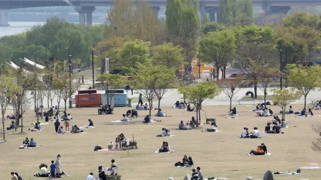 서울시는 최근 한강공원 등에 야외 나들이객이 증가하고 있는 데 대해 "코로나19 확산 방지를 위해 공원 실외 체육시설과 매점 주변에서 취식 금지를 더 강화하고, 잔디밭 내 5인 이상 모임도 단속과 계도를 강화하겠다"고 밝혔다.