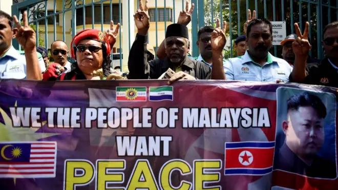 Warga Malaysia menggelar unjuk rasa di depan Kedutaan Besar Korea Utara di Kuala Lumpur pada 10 Maret lalu.
