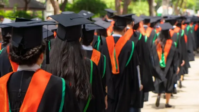 كيف أصبحت الشهادة الجامعية شرطا للتوظيف؟