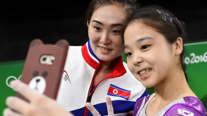 صورة سيلفي بين لاعبة من كوريا الشمالية وأخرى من كوريا الجنوبية في أولمبياد ريو