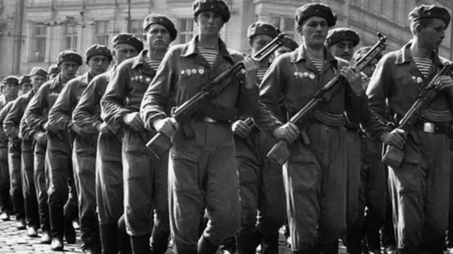 Ngày 10/9/1968: quân đội Liên Xô hành quân qua đường phố Prague trong giai đoạn "Mùa xuân Prague"