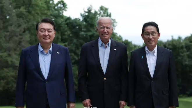 한국의 윤석열 대통령과 조 바이든 미국 대통령, 기시다 후미오 일본 총리는 18일(현지시간) 미국 메릴랜드주 캠프 데이비드에서 정상회의를 가졌다